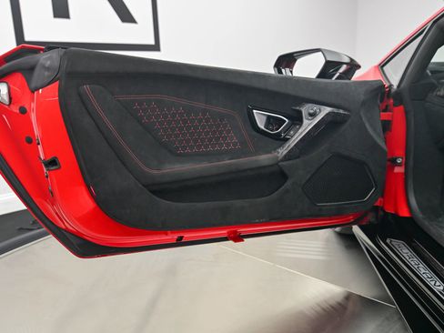 Used 2018 Lamborghini Huracan Performante AWD/4WD image 15