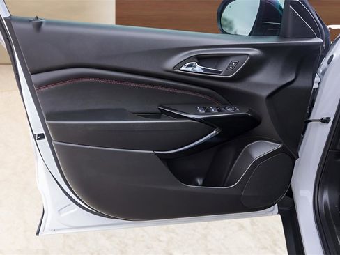 Used 2025 Chevrolet Trax RS w/ Sunroof Package image 26