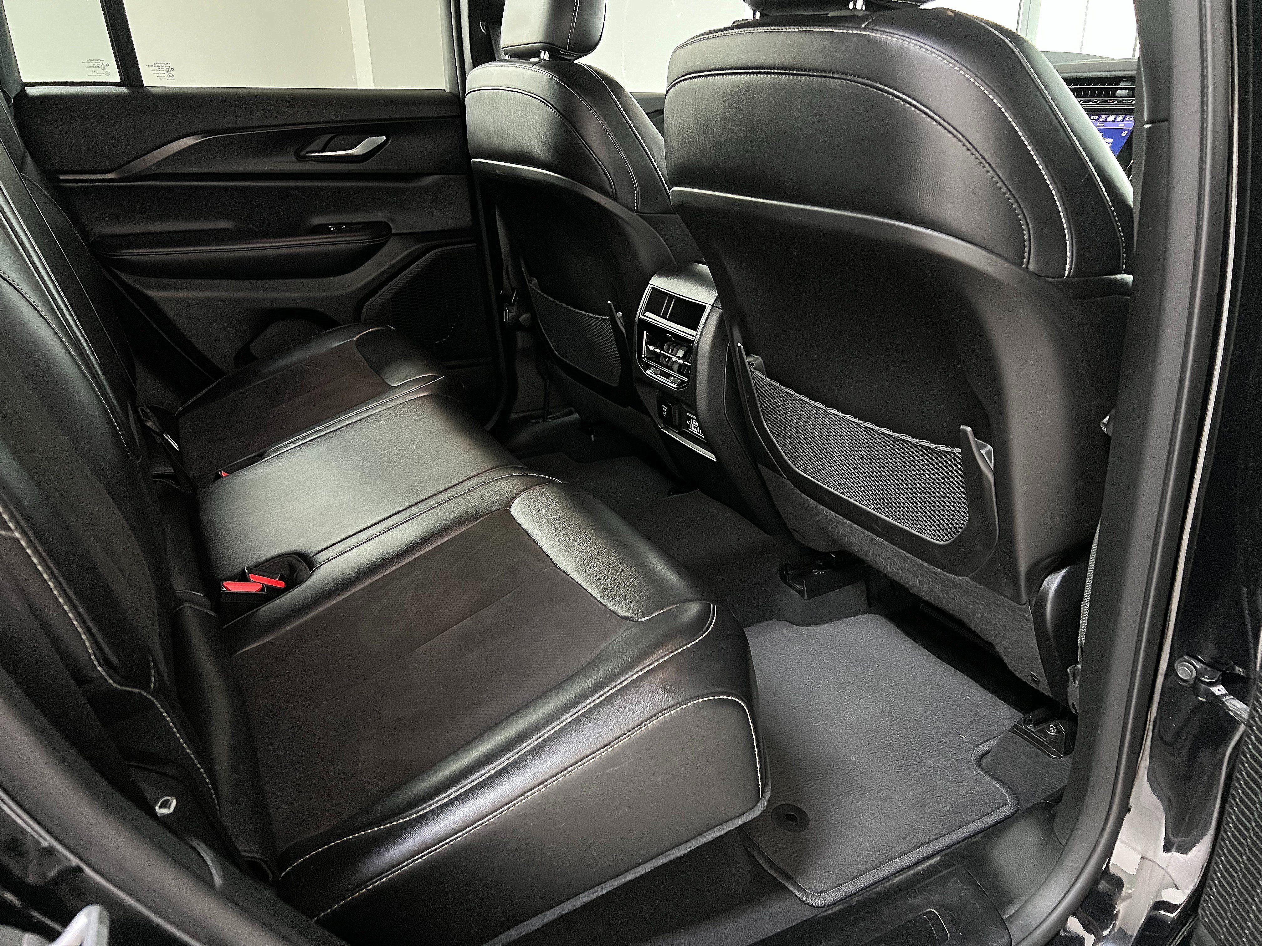 Used 2023 Jeep Grand Cherokee Altitude AWD/4WD image 24