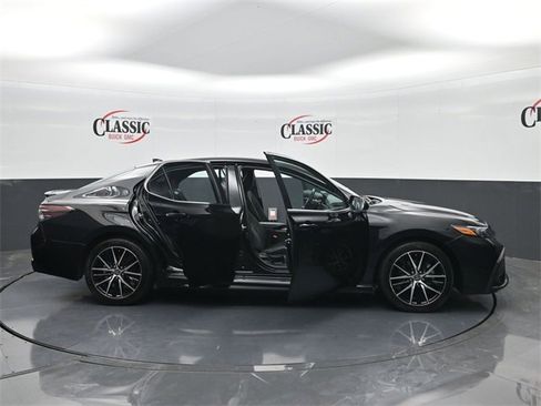 Used 2024 Toyota Camry SE image 31