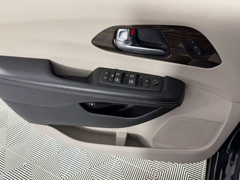Used 2023 Chrysler Pacifica Limited image 24