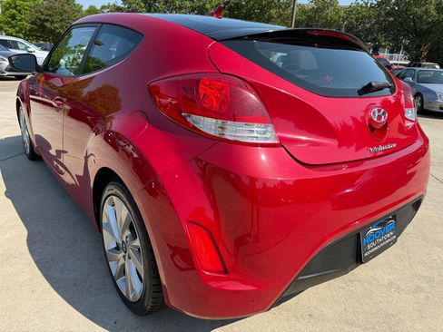 Used 2017 Hyundai Veloster FWD image 3