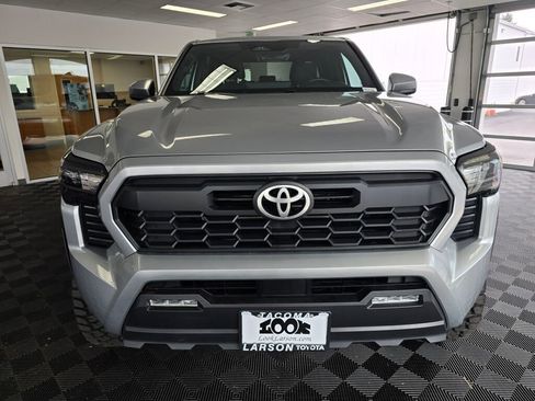 Used 2024 Toyota Tacoma TRD Off-Road AWD/4WD image 9