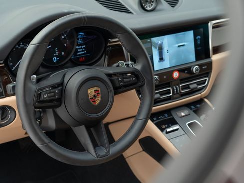 Certified 2025 Porsche Macan image 19