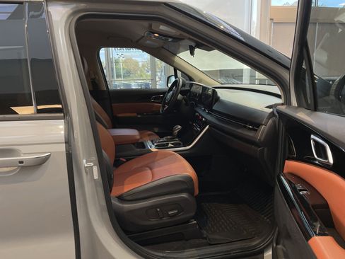 Used 2023 Kia Carnival SX image 40