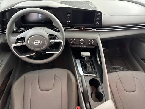 Used 2026 Hyundai Elantra SE FWD image 29
