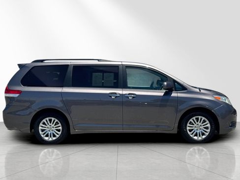 Used 2012 Toyota Sienna XLE FWD image 3
