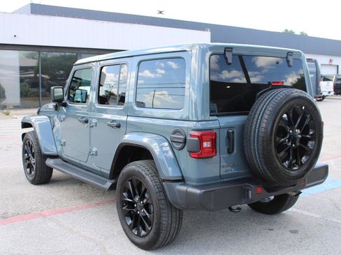 Used 2025 Jeep Wrangler Sahara image 4