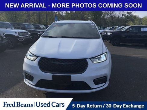 Used 2024 Chrysler Pacifica Premium FWD image 7