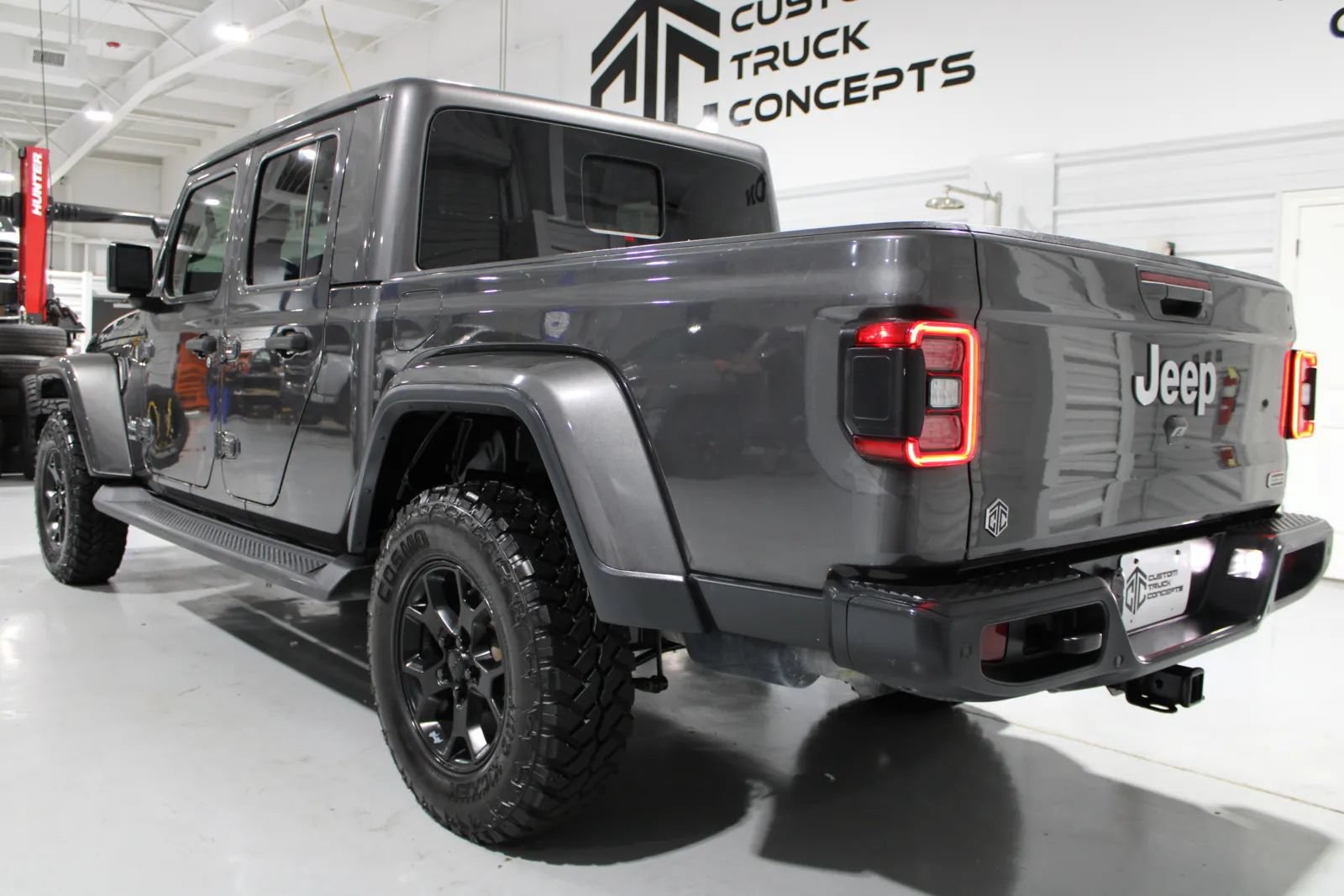 Used 2021 Jeep Gladiator Overland w/ Popular Equipment Package AWD/4WD image 5