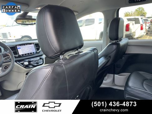 Used 2023 Chrysler Pacifica Touring-L image 27