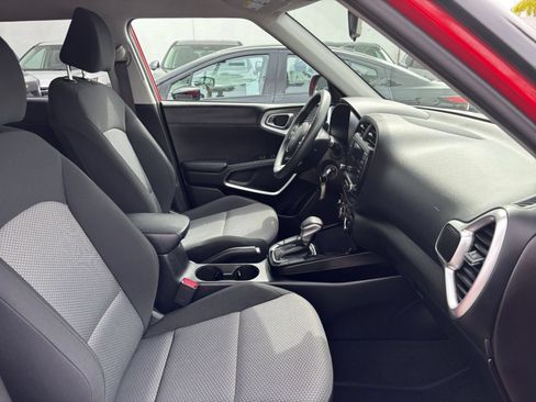Used 2025 Kia Soul LX w/ LX Technology Package FWD image 34