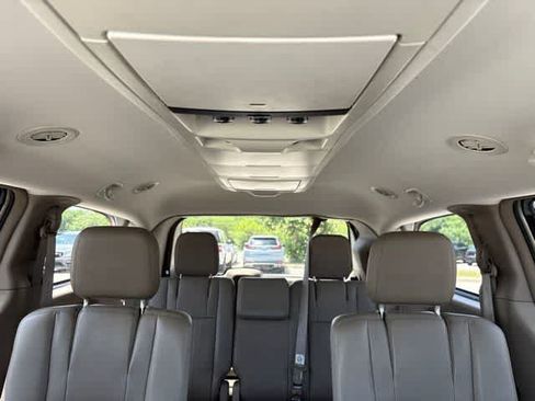 Used 2013 Chrysler Town & Country Touring FWD image 24