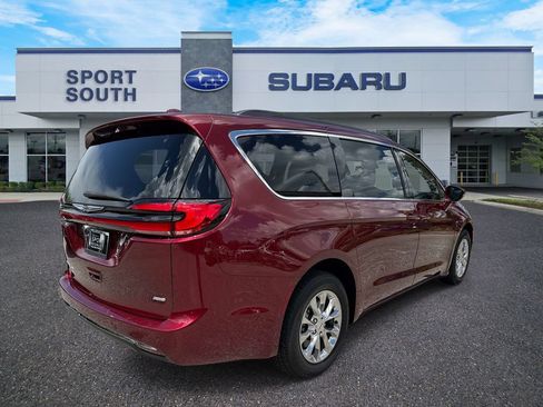 Used 2022 Chrysler Pacifica Touring-L w/ Uconnect Theater Family Group AWD/4WD image 3