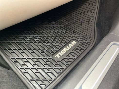 Used 2021 Volkswagen Tiguan SEL Premium R-Line image 46