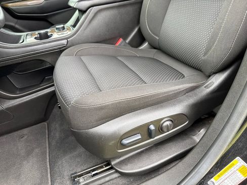 Used 2023 GMC Acadia SLE w/ Driver Convenience Package image 13