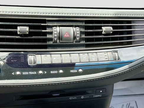 Used 2022 Lexus LS 500 w/ Accessory Package (Z2) RWD image 16