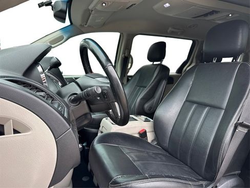 Used 2014 Chrysler Town & Country Touring FWD image 44