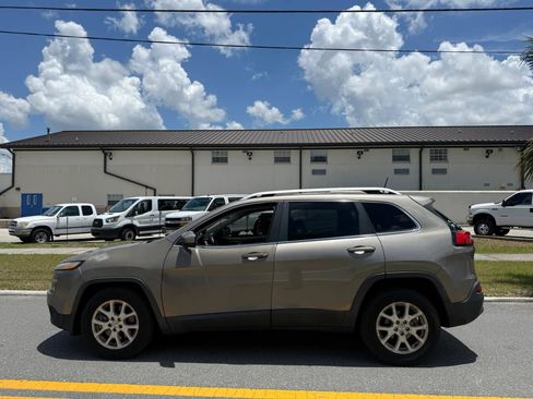 Used 2016 Jeep Cherokee Latitude FWD image 5