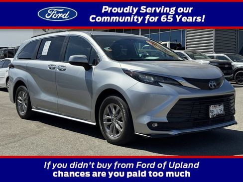 Used 2025 Toyota Sienna XLE FWD image 1