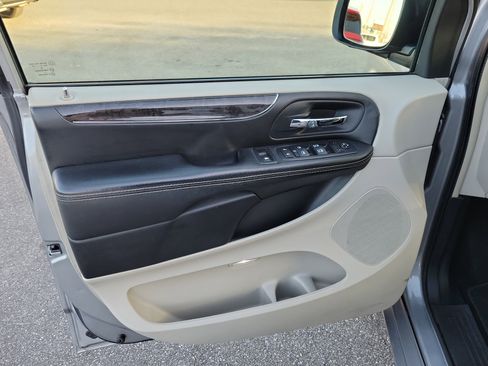 Used 2016 Chrysler Town & Country Touring image 5