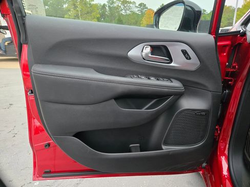 New 2026 Chrysler Pacifica Limited w/ Uconnect Theater Family Group image 17