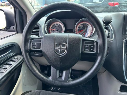 Used 2019 Dodge Grand Caravan SE FWD image 14