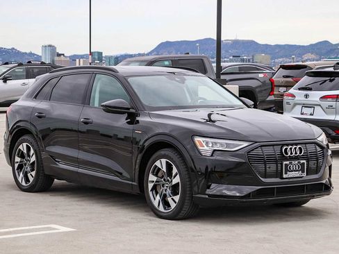 Used 2023 Audi e-tron Premium w/ Convenience Plus Package image 3