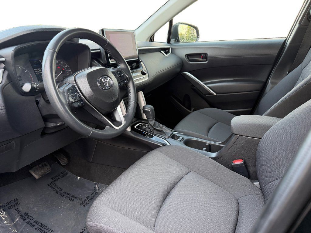 Used 2025 Toyota Corolla Cross LE FWD image 22