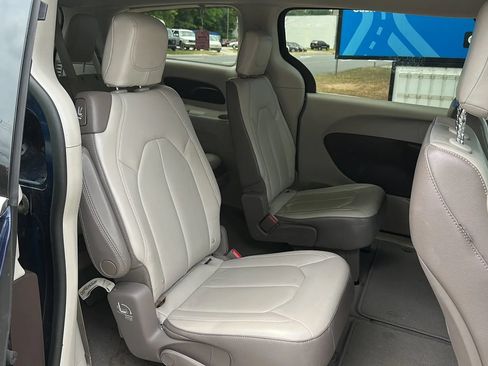Used 2017 Chrysler Pacifica Touring-L FWD image 19
