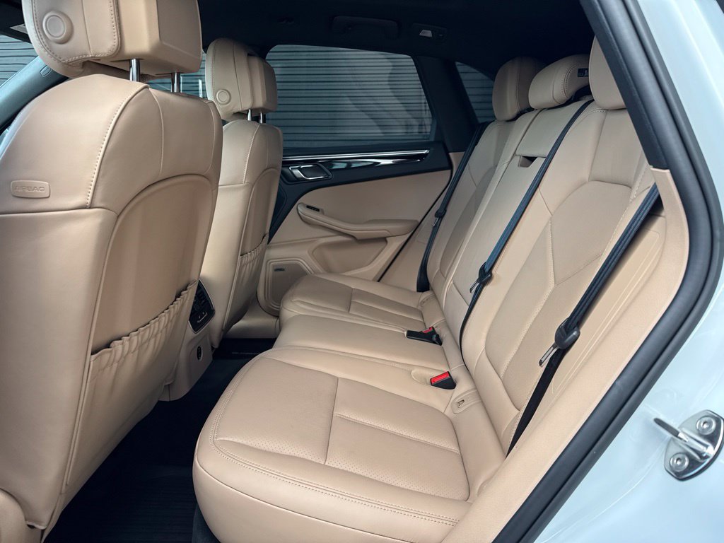 Certified 2024 Porsche Macan AWD/4WD image 9