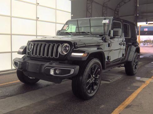 Used 2025 Jeep Wrangler Unlimited Sahara w/ Safety Group AWD/4WD image 4