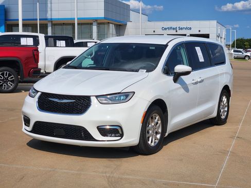 Used 2023 Chrysler Pacifica Touring-L FWD image 3