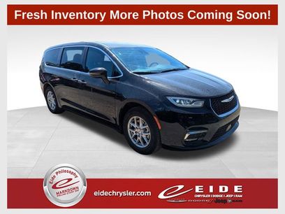Used 2025 Chrysler Pacifica Select