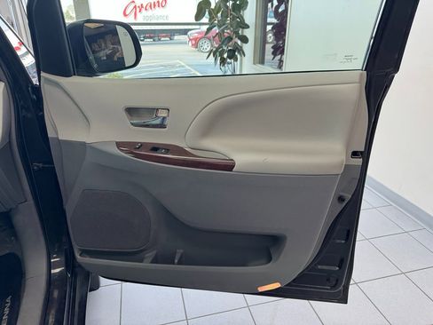 Used 2014 Toyota Sienna XLE w/ Entertainment Package image 14