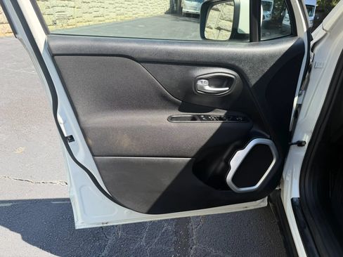 Used 2021 Jeep Renegade Latitude FWD image 26