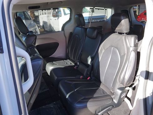 Used 2017 Chrysler Pacifica Touring-L Plus image 21