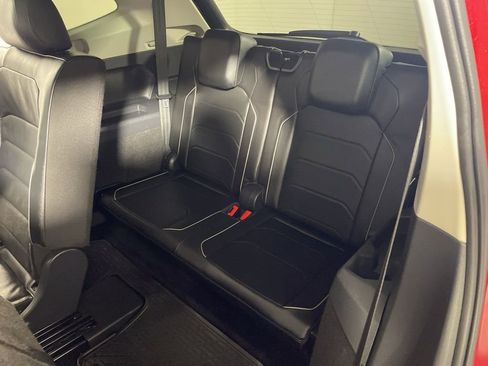 Used 2018 Volkswagen Tiguan SEL Premium w/ 3rd Row Seat Package image 21