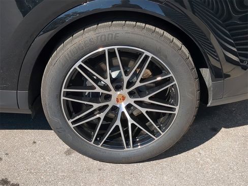 Used 2025 Porsche Cayenne image 12
