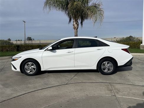 Used 2025 Hyundai Elantra SE image 5