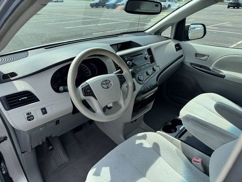 Used 2011 Toyota Sienna LE w/ Towing Pkg FWD image 7