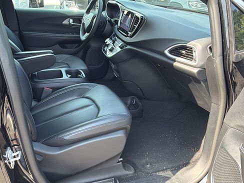 Used 2025 Chrysler Pacifica Select FWD image 17