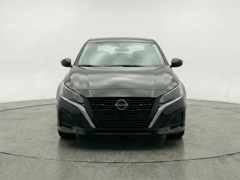 Used 2025 Nissan Altima 2.5 SV image 2