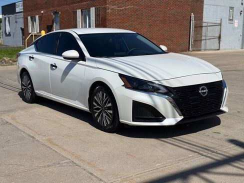 Used 2023 Nissan Altima 2.5 SV FWD image 4