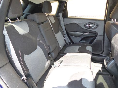 Used 2016 Jeep Cherokee Sport image 32