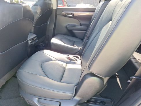 Used 2023 Toyota Highlander Platinum FWD image 30