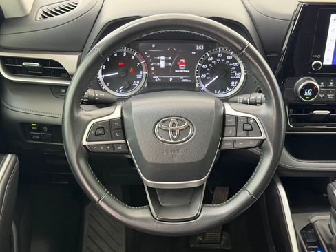 Used 2023 Toyota Highlander LE image 16