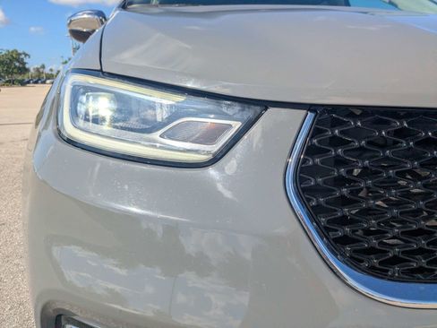 Used 2023 Chrysler Pacifica Limited FWD image 9