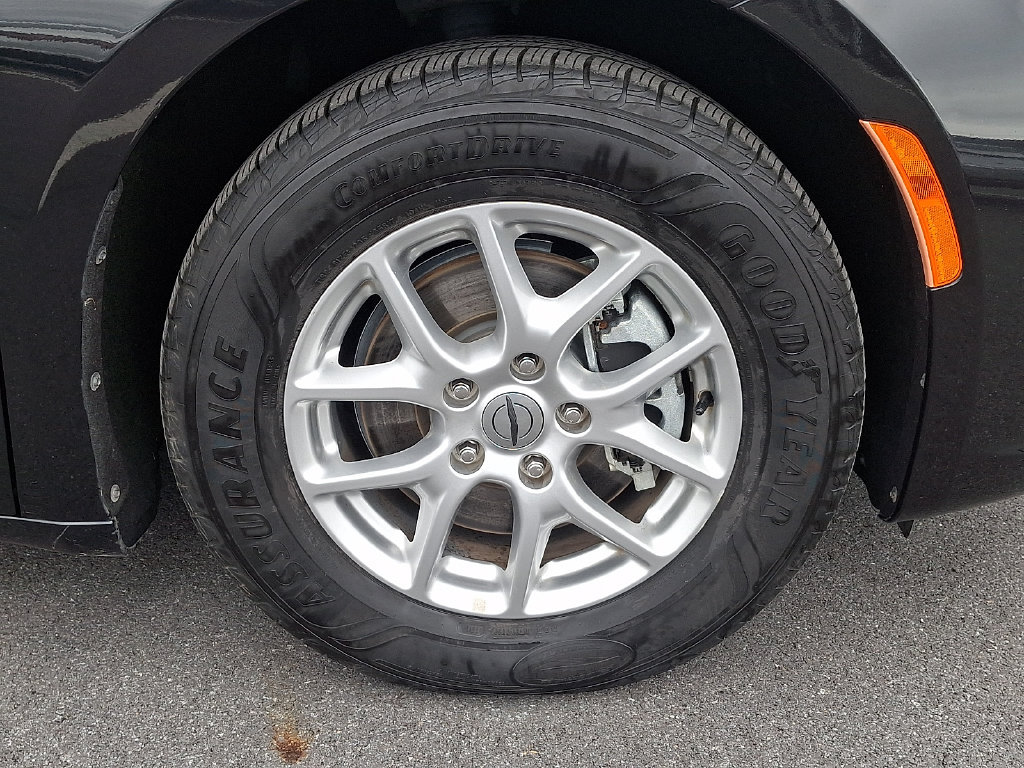 Used 2023 Chrysler Pacifica Touring-L FWD image 8
