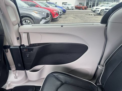 Used 2022 Chrysler Pacifica Limited FWD image 10